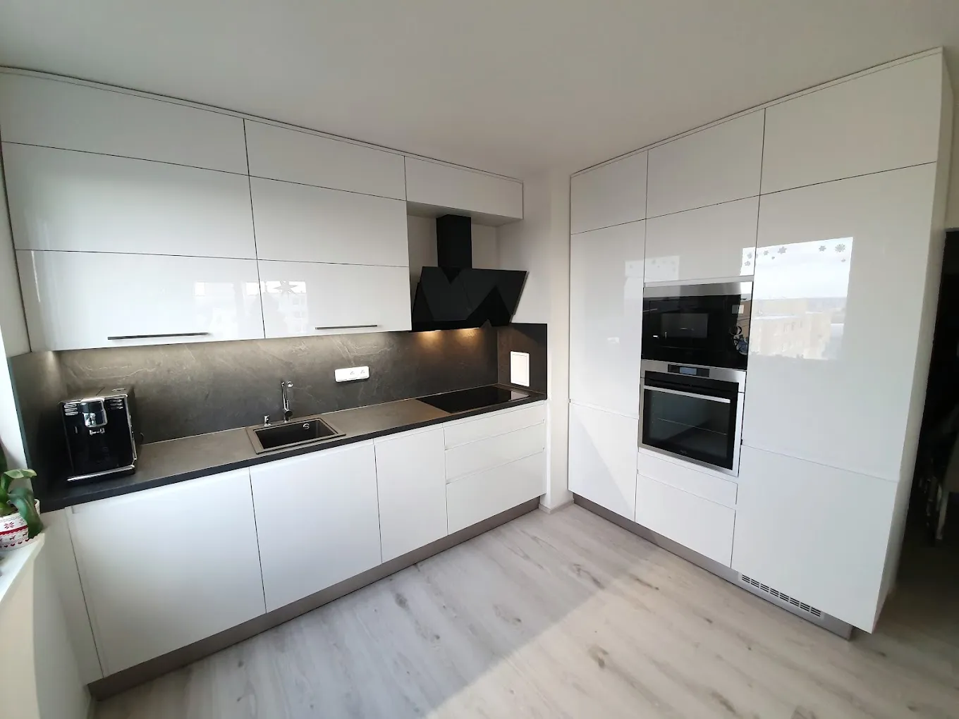 Realizace bíle kuchyně na míru INFINI Praha 8