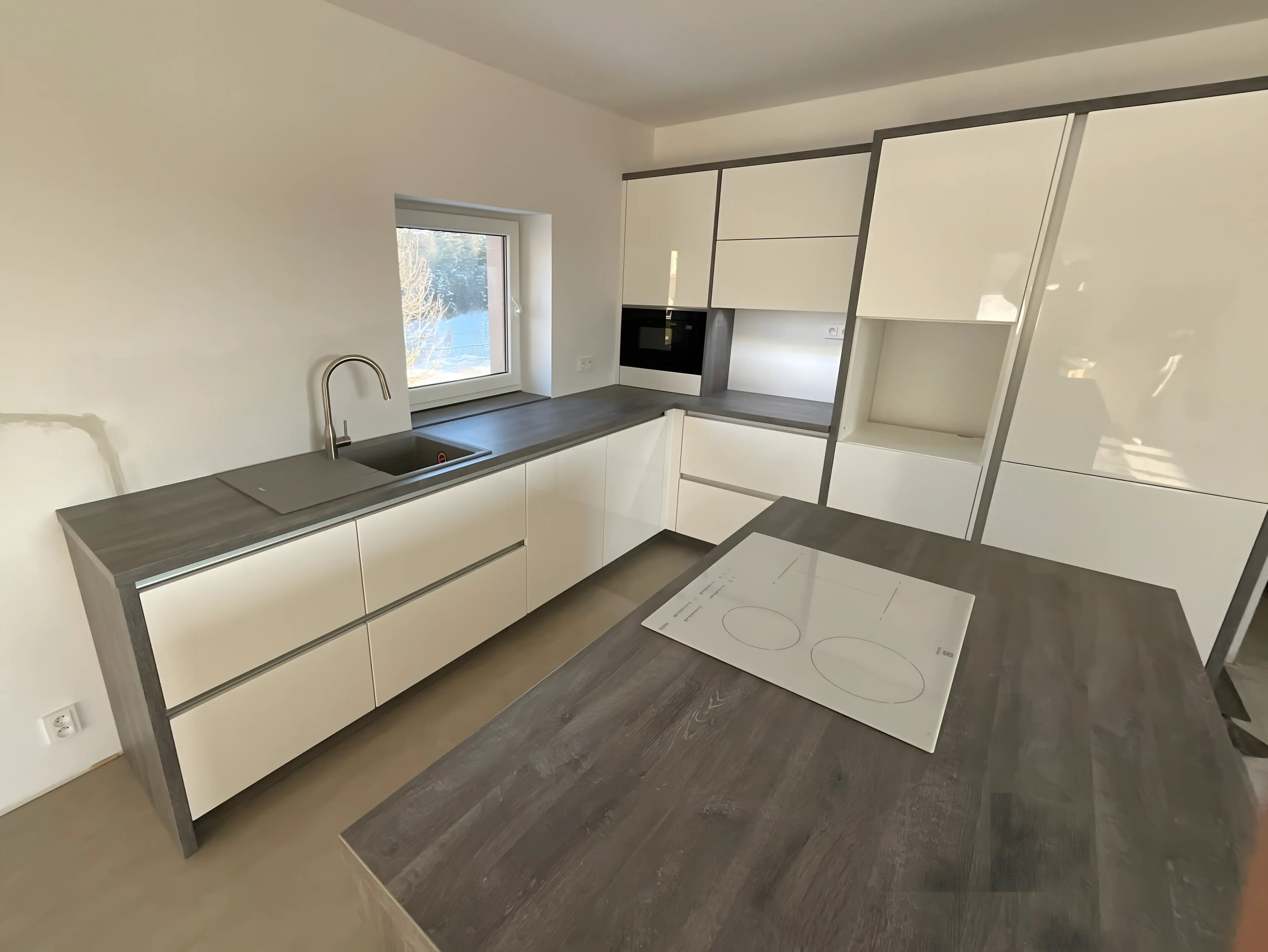 Bílá kuchyně ze studia KVS