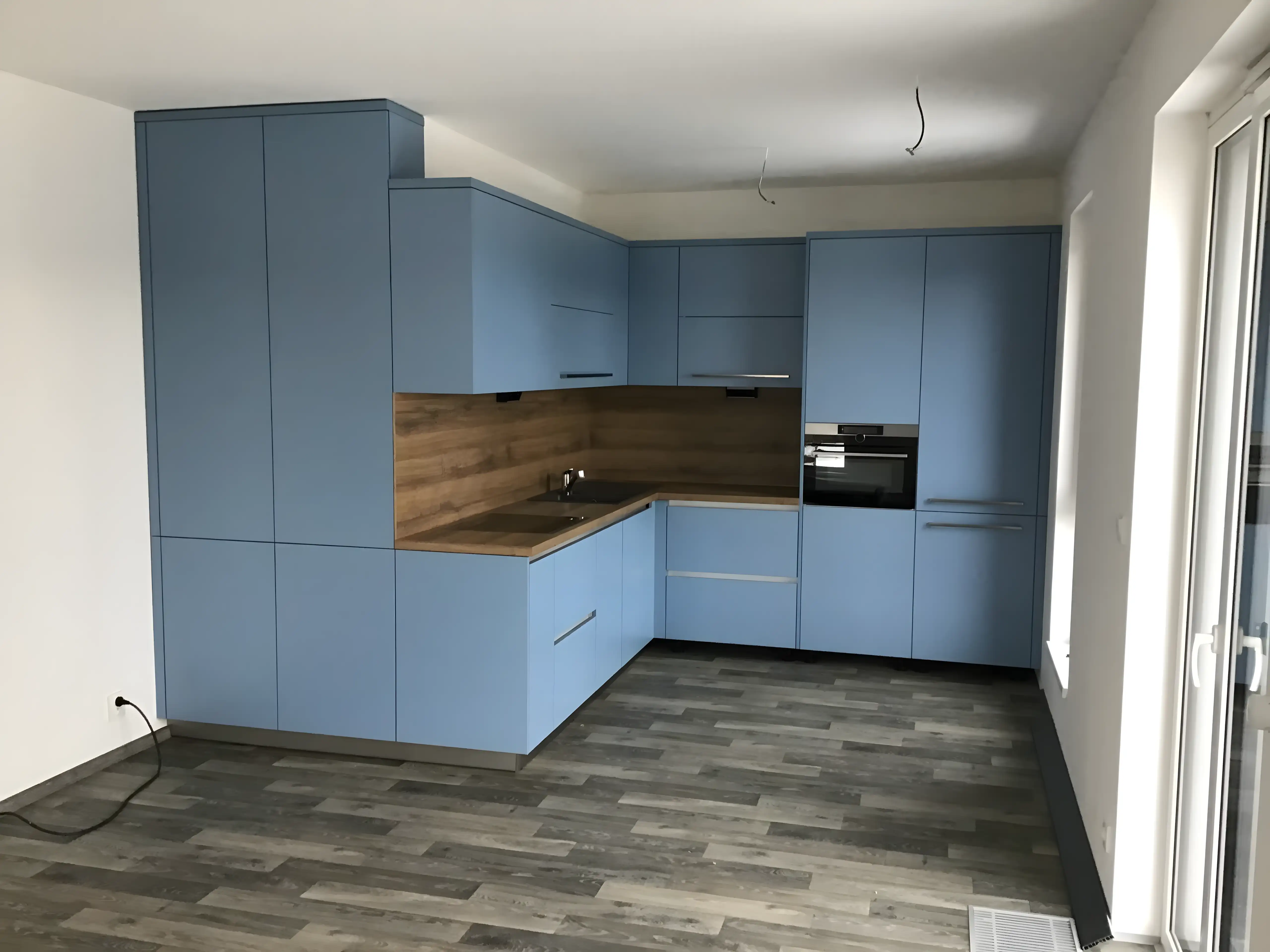 Modrá kuchyně na míru z kuchyňského studia INFINI
