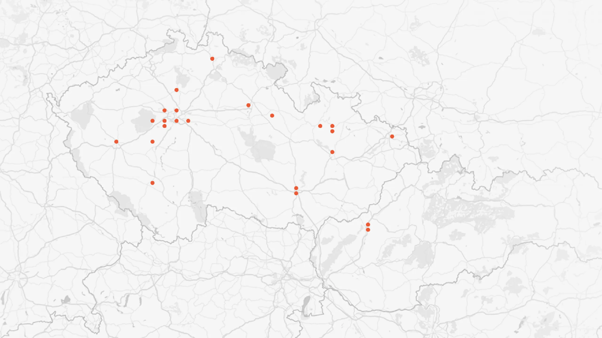 Mapa České republiky zobrazující rozmístění kuchyňských studií označených červenými tečkami. Mapový podklad je v jemných šedých odstínech s vyznačenými silnicemi a hranicemi regionů. Nejvíce bodů je soustředěno kolem Prahy a ve střední části ČR, s několika dalšími lokalitami rozptýlenými po celé zemi a Slovenska.