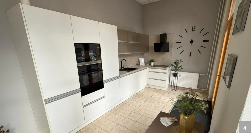 Kuchyně s akrylátem a laminem