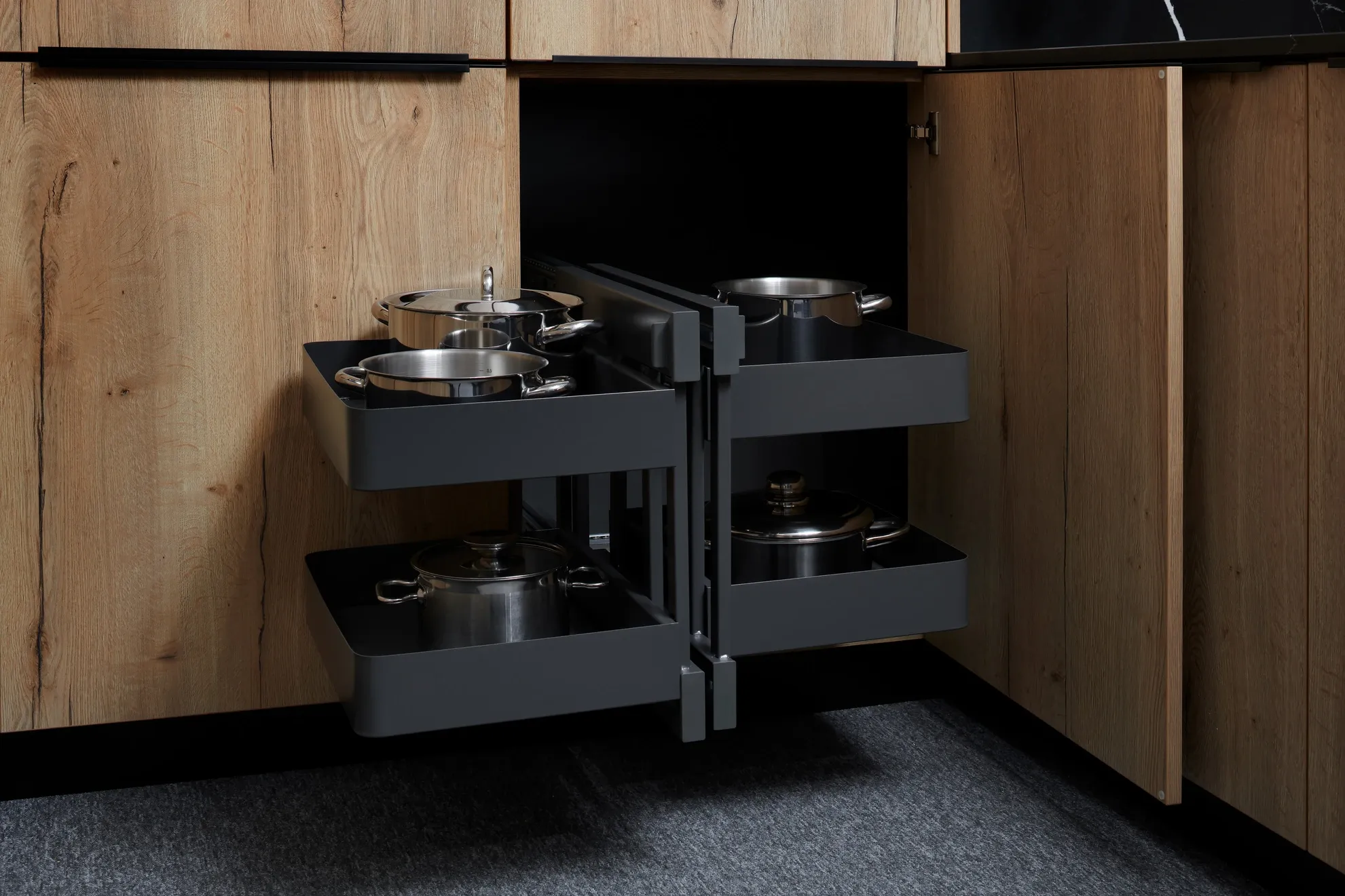 Magic Corner výsuvný systém v rohové kuchyňské skříni – chytré řešení s vysokou nosností, které při otevření zpřístupní i zadní police pro maximální využití prostoru