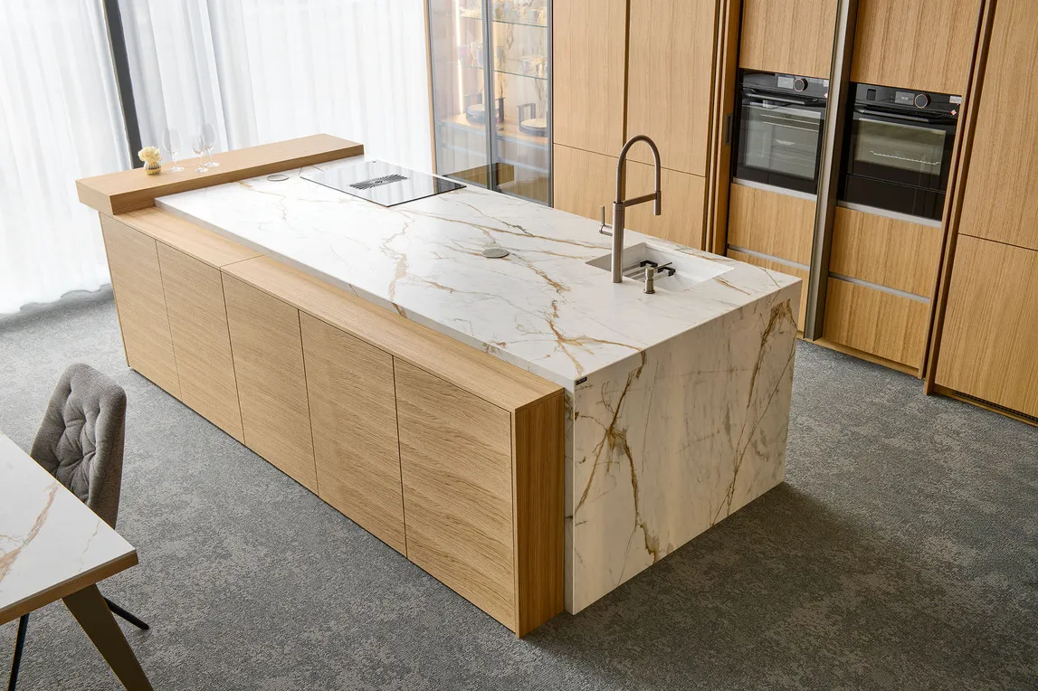 Kuchyně na míru DALIA/ERIS s bílo zlatou mramorovou kuchyňskou linku na ostrůvku