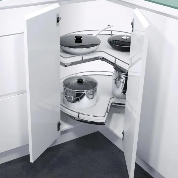 Otočný kruh 3/4 v rohové kuchyňské skříňce – klasické otočné police pro snadný přístup k hrncům a pánvím, ideální cenově dostupné řešení pro efektivní využití rohu