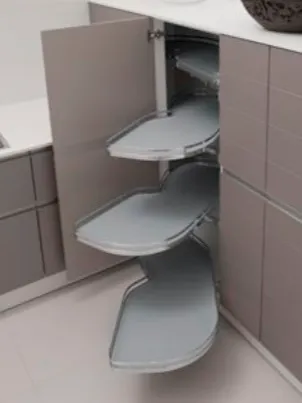 Vysoká rohová kuchyňská skříň s otočnými policemi – chytré úložné řešení s nastavitelnou výškou polic pro efektivní využití prostoru a snadný přístup k obsahu