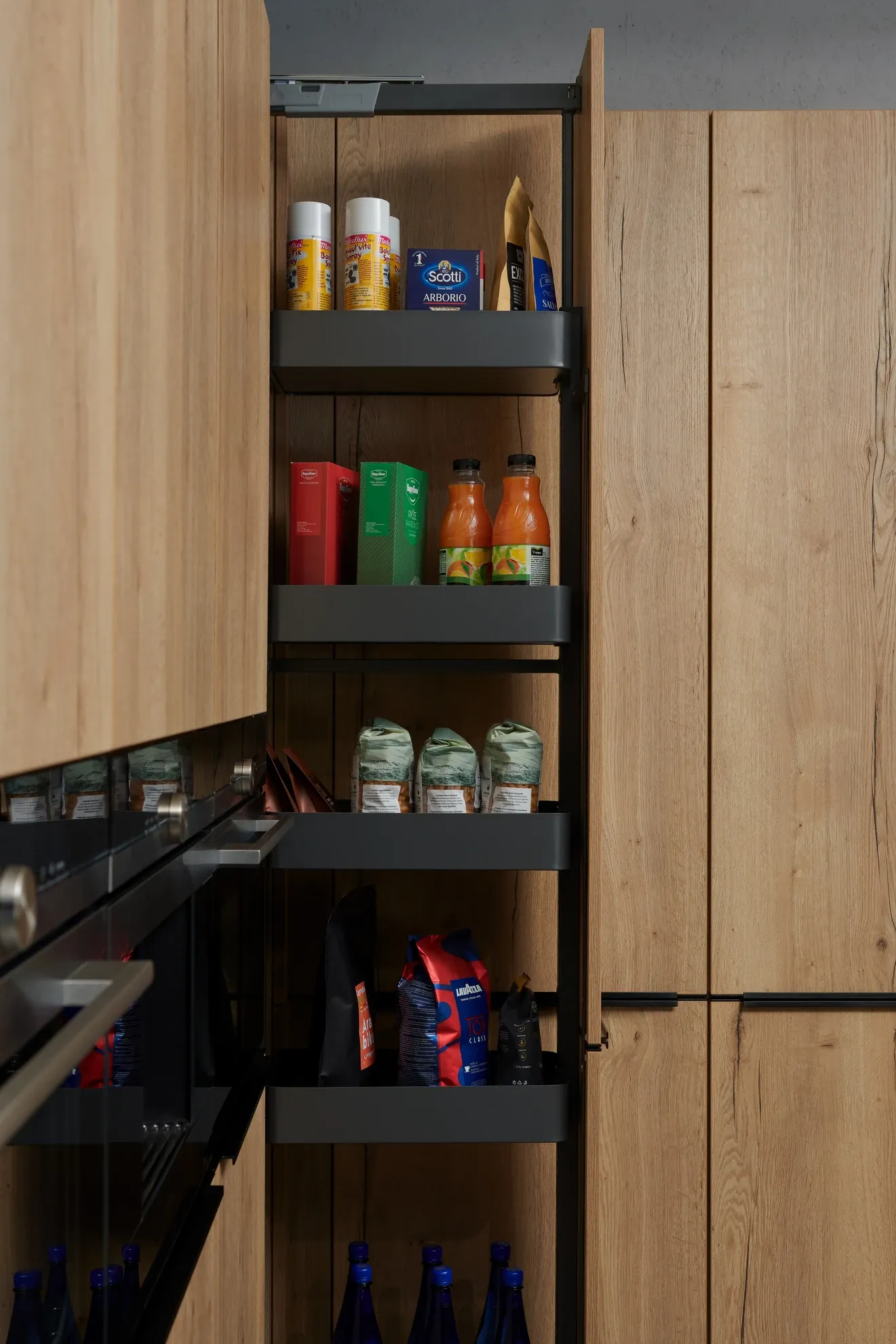 Výsuvný systém ve vysoké kuchyňské potravinové skříni – plně výsuvné police pro snadný přístup, přehlednost a maximální využití úložného prostoru