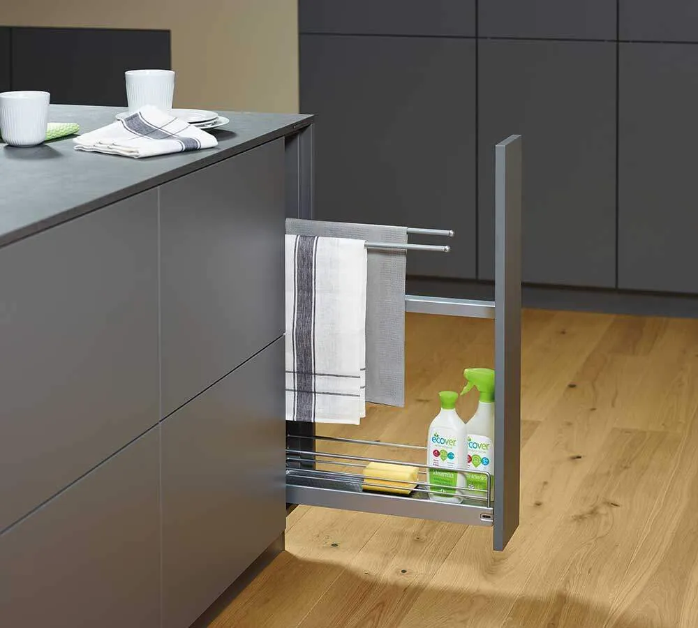 Výsuvná kuchyňská skříň s držákem na utěrky a úložným prostorem pro čisticí prostředky – praktické a diskrétní řešení pro každodenní úklidové potřeby