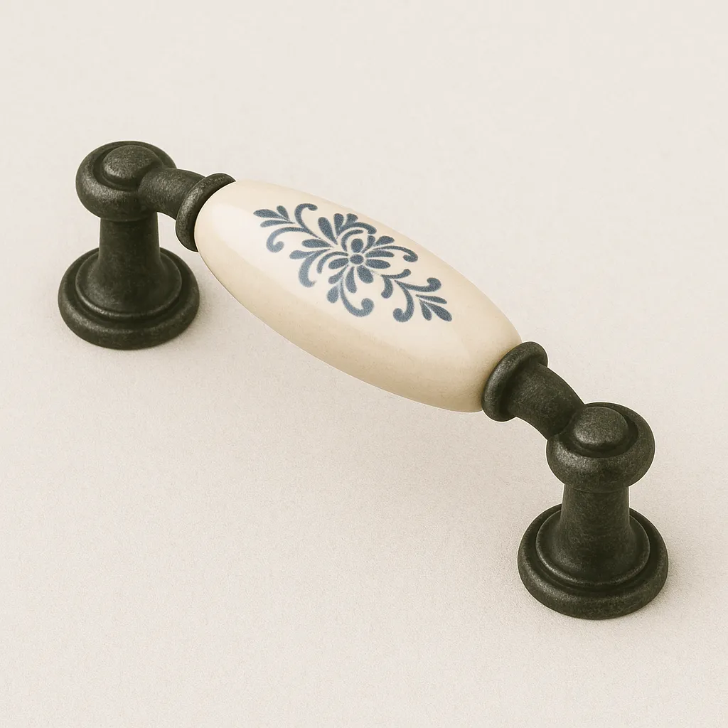  Rustikální dekorativní úchytka s porcelánovým dekorem – vhodná pro venkovské kuchyně.