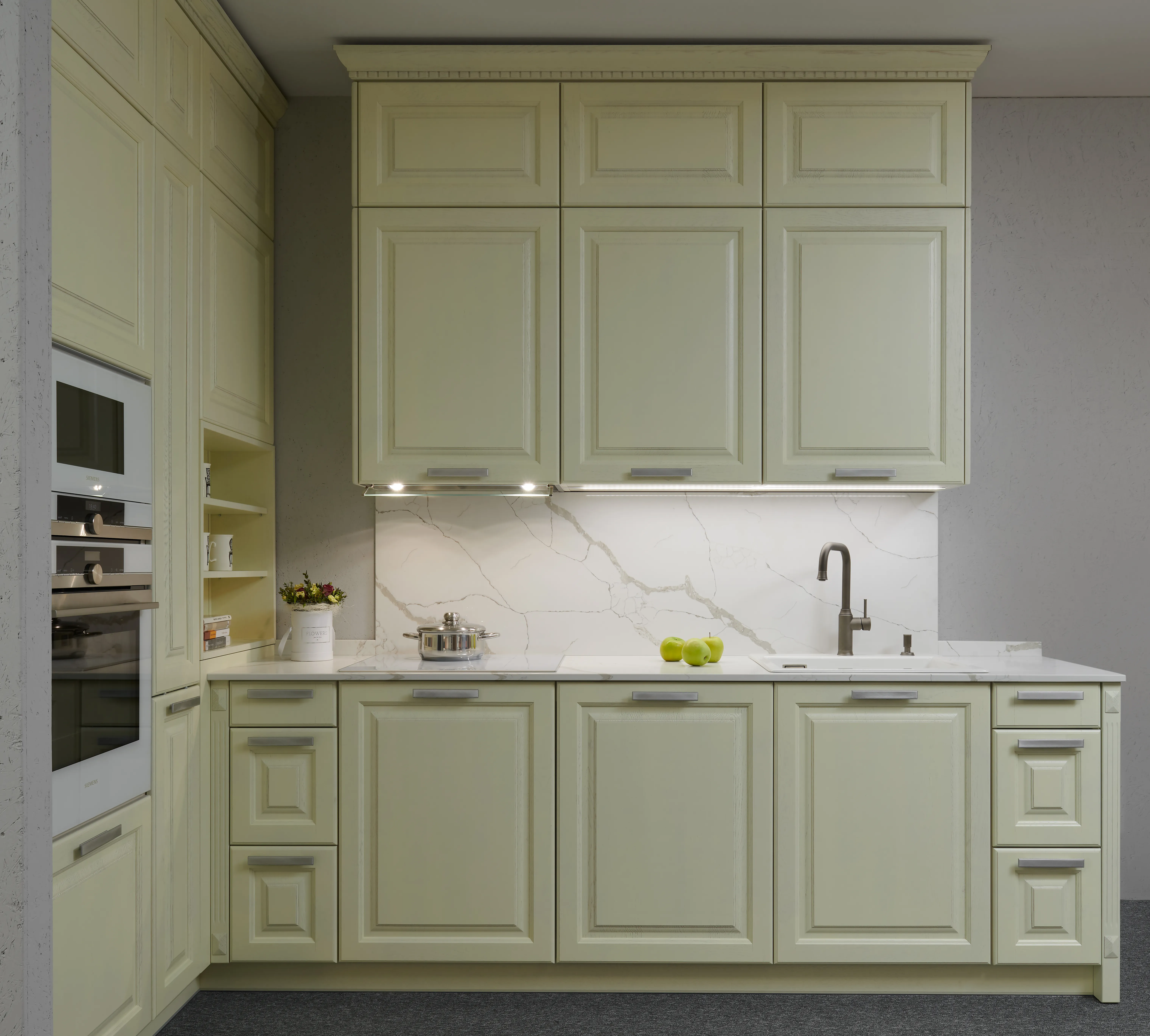 Klasická kuchyně střední velikosti na míru ve světle zeleném odstínu s rámovými dvířky, mramorovým obkladem a pracovní deskou, vestavnými spotřebiči, podlinkovým osvětlením a nerezovým dřezem.