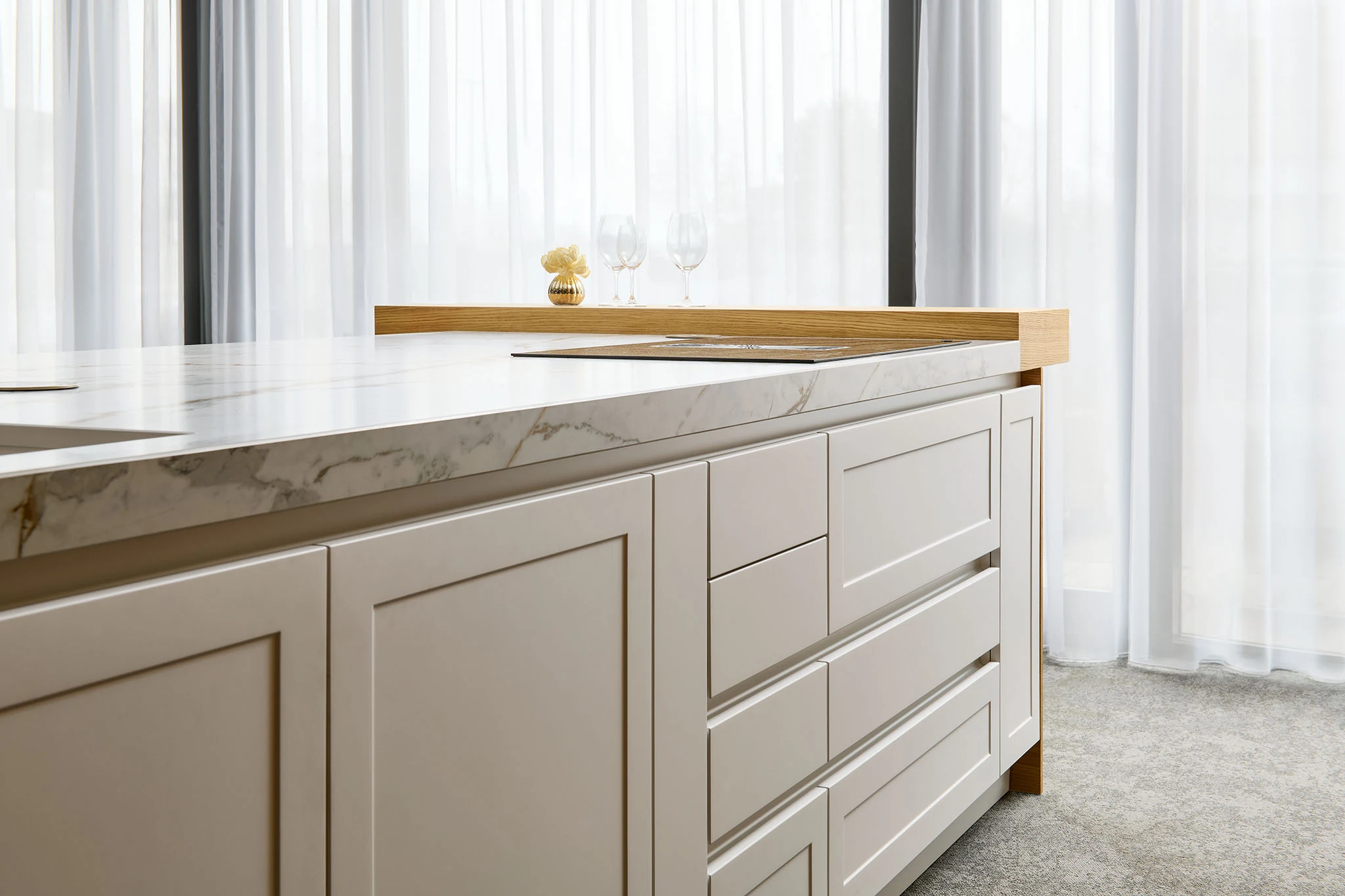 Detail žilkované pracovní desky Dekton a varné desky na ostrůvku kuchyně INFINI DALIA / ERIS.